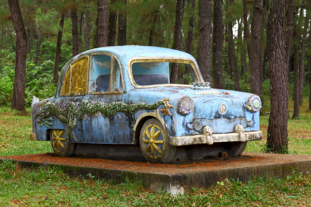 The elegant design and blue color reflect the style of high-end vehicles once owned by Western aristocracy 